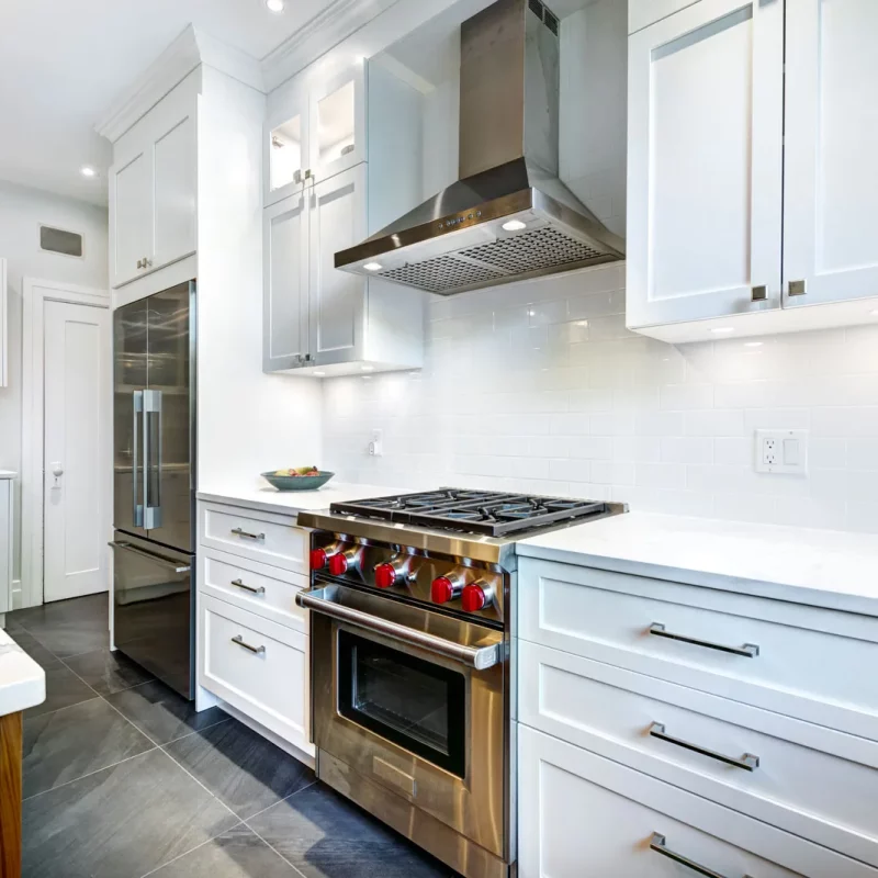 AdobeStock_378972959 Pose de conduits pour hottes de cuisine