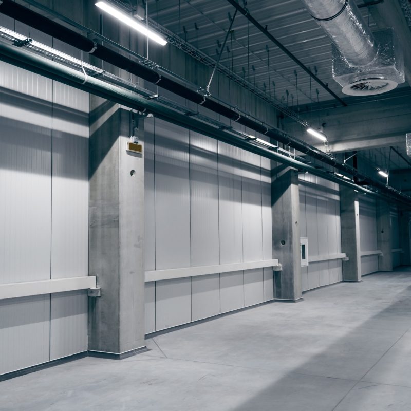 Empty industrial hall with ceiling ventilation system Échangeurs d’air pour garage